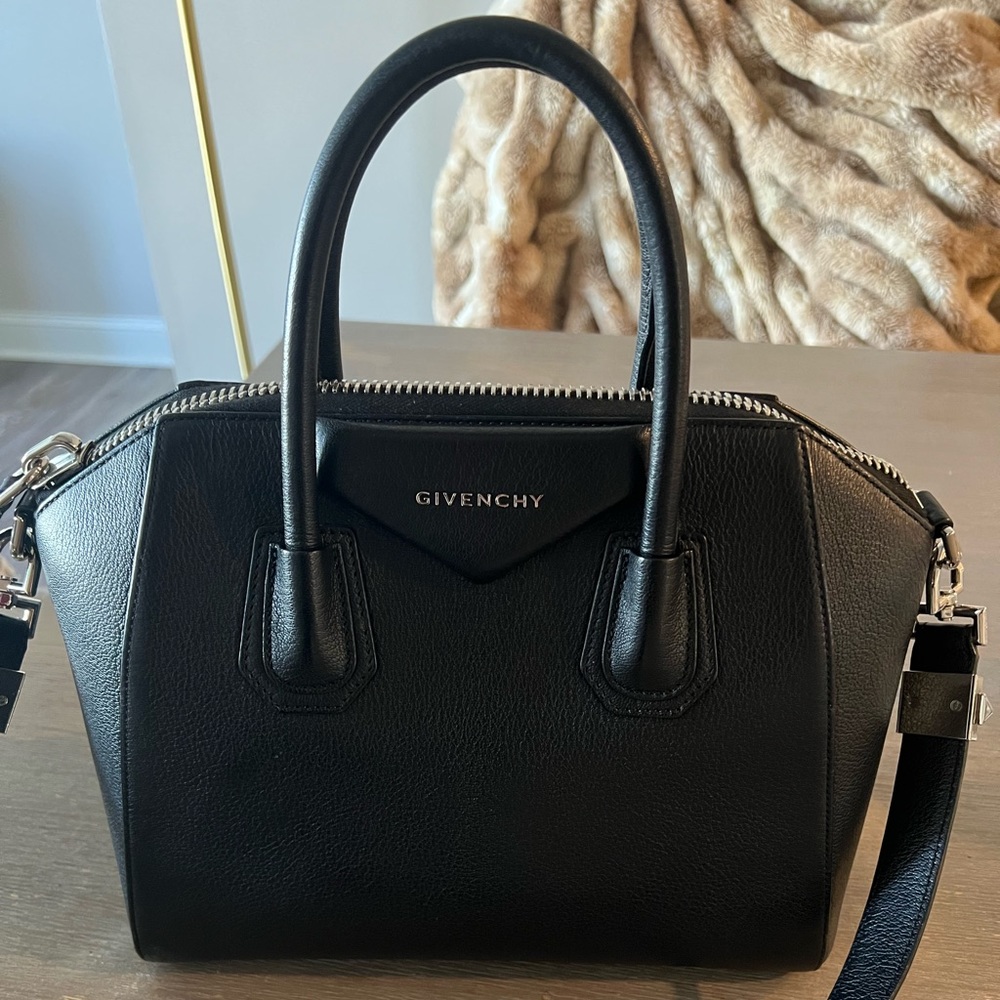 SOLD GIVENCHY Small Antigona bag leather.